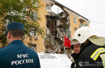 В зданиях у дома в Волгограде, где взорвался газ, восстанавливают окна