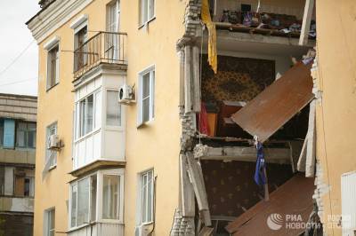 В зданиях у дома в Волгограде, где взорвался газ, восстанавливают окна