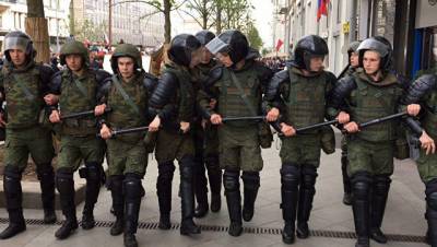 В Москве задержали мужчину, кинувшего петарду в протестующих