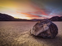 Почему по американской пустыне бродят трехсоткилограммовые камни