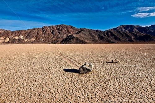 Почему по американской пустыне бродят трехсоткилограммовые камни