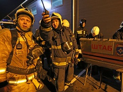 Площадь пожара на складе на севере Москвы растет