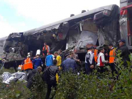 Названы причины столкновения поезда с грузовиком с 15 пострадавшими