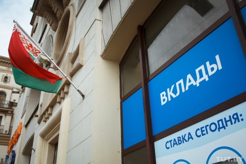 Белорусы снова кладут деньги на рублевые депозиты и снимают с валютных