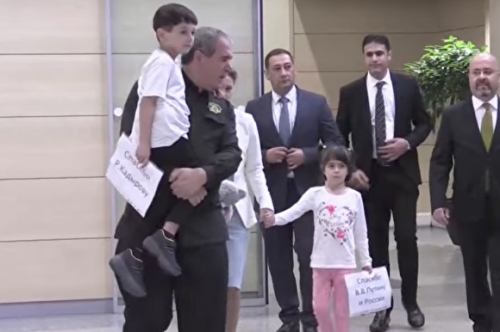 Детям, спасенным из Ирака, для съемки дали в руки листы с благодарностью Кадырову и Путину