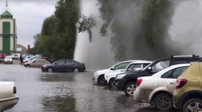В Красноярске из под асфальта забил 15 метровый фонтан