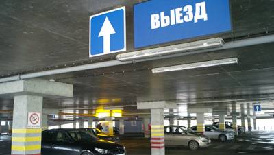 В Москве машина с женщиной и ребенком рухнула с четвертого этажа парковки