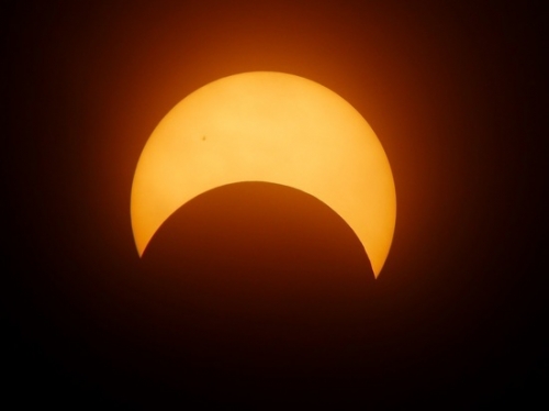 Уфологов испугал таинственный объект, заслонивший Солнце на снимках NASA