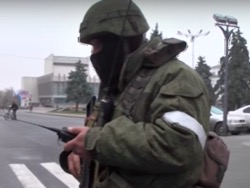 Центр Луганска захватили неизвестные вооруженные люди