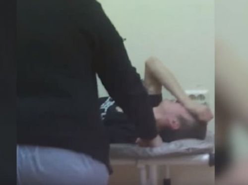 «Достал, сопляк малолетний»: врачи побили пациента, обратившегося за помощью