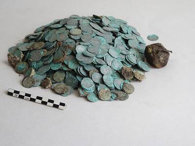 Во Франции археологи нашли более двух тысяч монет XII века