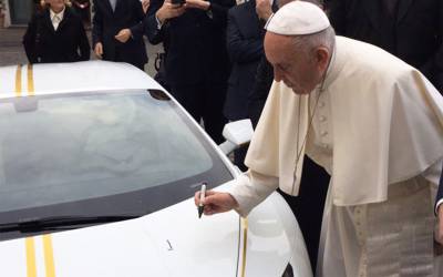 Папа Римский решил продать подаренный Lamborghini с аукциона