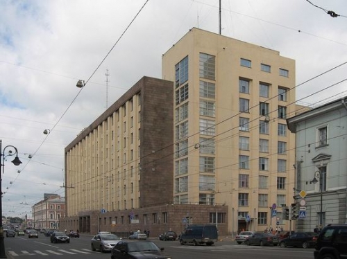 Подкрался сзади: нападение на сотрудника ФСБ в Петербурге сняла камера