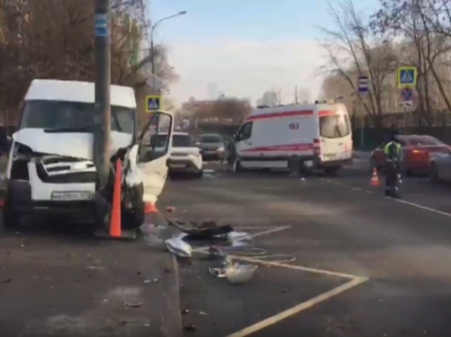 Подробности страшной аварии со школьным микроавтобусом в Москве: двое госпитализированных