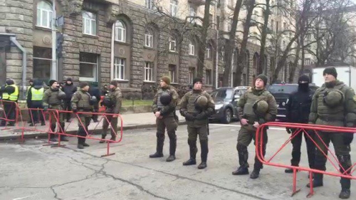 В центр Киева спешно стягиваются новые полицейские силы и пожарные машины