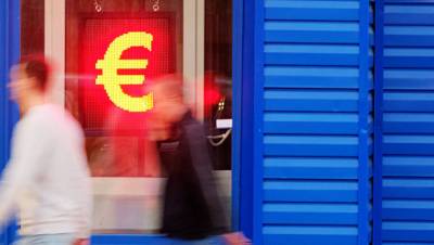 Курс доллара и евро резко подскочил выше 59 и 70 рублей
