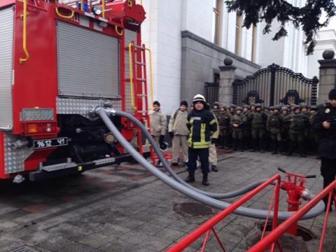 В центр Киева спешно стягиваются новые полицейские силы и пожарные машины