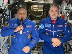 Космонавты на МКС зачитали новогоднее поздравление и дарят землянам космос