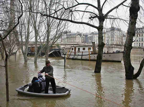 Сена вышла из берегов, сотни жителей Парижа эвакуированы
