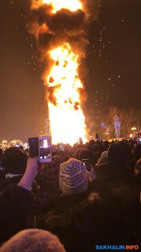 В Южно Сахалинске сгорела главная городская новогодняя елка