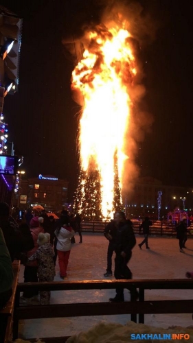 В Южно Сахалинске сгорела главная городская новогодняя елка