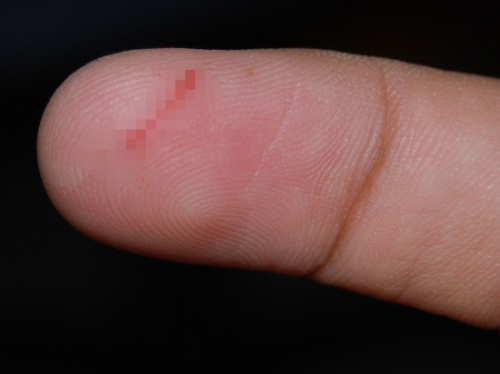 Ученые рассказали, почему порезать палец бумагой так больно