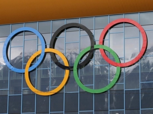 Первый скандал Олимпиады: американец пронес на трибуну флаг России