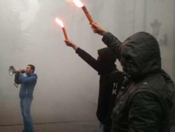Неонацисты вновь закидали камнями российский культурный центр в Киеве