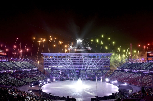 Первый скандал Олимпиады: американец пронес на трибуну флаг России