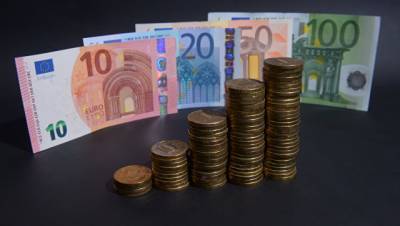 Официальный курс евро на вторник снизился до 69,9 рубля