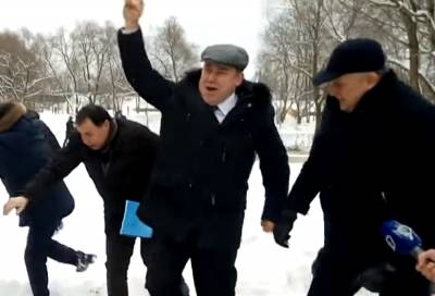 Губернатор Ленобласти голыми руками вытолкал из снега ГАЗель