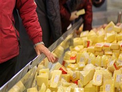 Благодаря продуктовым контрсанкциям россияне вынуждены есть фальшивый и опасный сыр