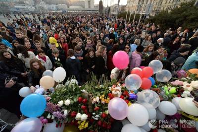 Кемеровчане идут к мемориалу у Зимней вишни в девятый день после трагедии