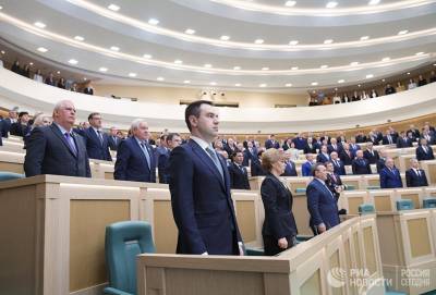 Кемеровчане идут к мемориалу у Зимней вишни в девятый день после трагедии