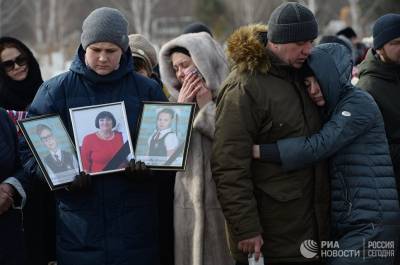 Кемеровчане идут к мемориалу у Зимней вишни в девятый день после трагедии