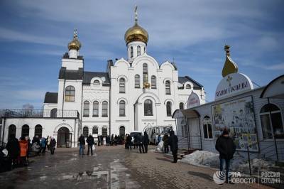 Кемеровчане идут к мемориалу у Зимней вишни в девятый день после трагедии