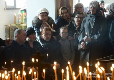 Кемеровчане идут к мемориалу у Зимней вишни в девятый день после трагедии