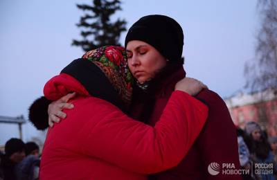 Кемеровчане идут к мемориалу у Зимней вишни в девятый день после трагедии