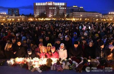 Кемеровчане идут к мемориалу у Зимней вишни в девятый день после трагедии