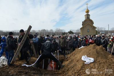 Кемеровчане идут к мемориалу у Зимней вишни в девятый день после трагедии