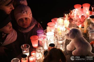 Кемеровчане идут к мемориалу у Зимней вишни в девятый день после трагедии