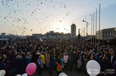 Кемеровчане идут к мемориалу у Зимней вишни в девятый день после трагедии