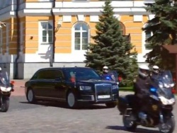 Путин выехал на инаугурацию на новом автомобиле из проекта Кортеж