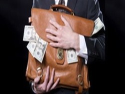 Бизнес массово выводит валюту из российских банков ожидая роста курса доллара