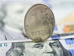Доллар дорожает на торгах, евро поднимался до 77 рублей