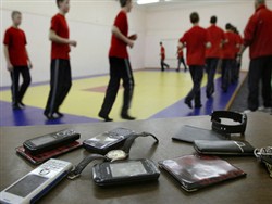 В России начали готовить запрет на телефоны в школах