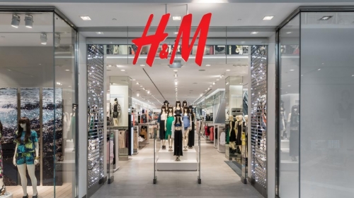 Компания H&M набирает в минский магазин продавцов. Работникам обещают достойную зарплату и скидки