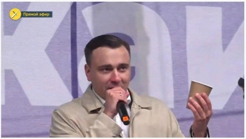 Соратник Навального приполз пьяный на митинг в Москве