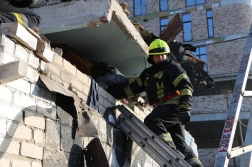 В Днепре на мужчину упала бетонная плита