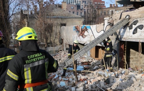 В Днепре на мужчину упала бетонная плита